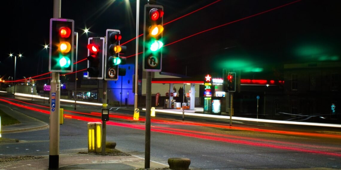 မီးပွိုင့်မှာ ထင်ဟပ်တဲ့ လူမှုပုံရိပ်