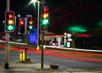 မီးပွိုင့်မှာ ထင်ဟပ်တဲ့ လူမှုပုံရိပ်